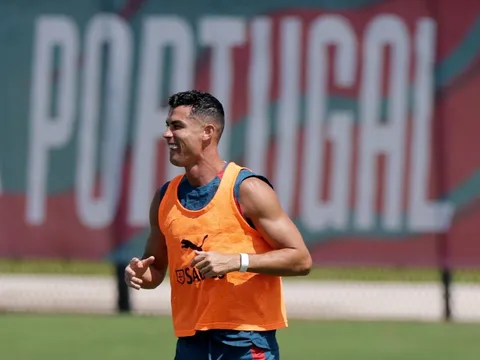 Martinez mắc kẹt giữa Ronaldo và chiến thắng
