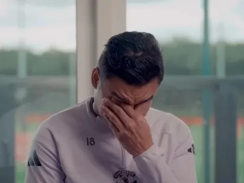 Vợ chồng Casemiro khóc trong lời chia tay MU