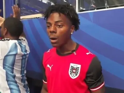 Fan cứng Ronaldo thẫn thờ khi Messi làm nên lịch sử
