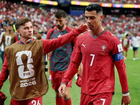 Sao trẻ Bồ Đào Nha: 'Chúng tôi không có nghĩa vụ dồn bóng cho Ronaldo'