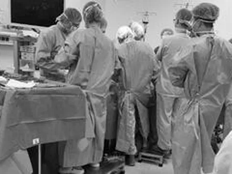 Gần 50 y bác sĩ nghẹn ngào nhìn chàng trai 25 tuổi ra đi sau cuộc vui xem bóng đá