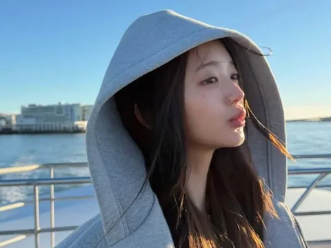 Jang Won Young (IVE) gây chú ý với vẻ ngoài mộc mạc, khoe vòng eo con kiến gây trầm trồ