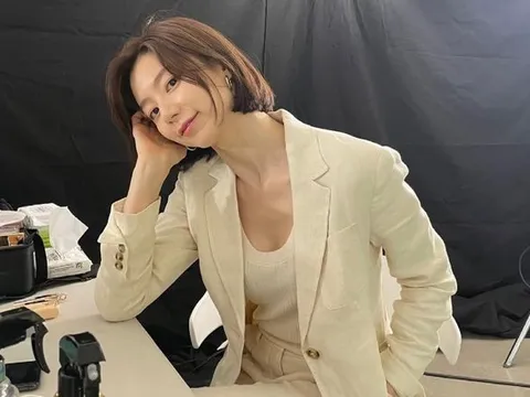 Nhan sắc tuổi 40 của Park Soo Jin gây choáng: Trẻ như nữ sinh, được Bae Yong Joon tháp tùng đầy tình cảm