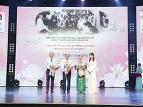 Chương trình nghệ thuật đặc biệt ‘Bác Hồ - hai tiếng thiêng liêng’ đến với Đại học Thăng Long