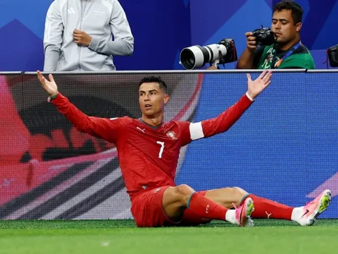 Ibrahimovic: 'Ronaldo trở lại từ đâu?'