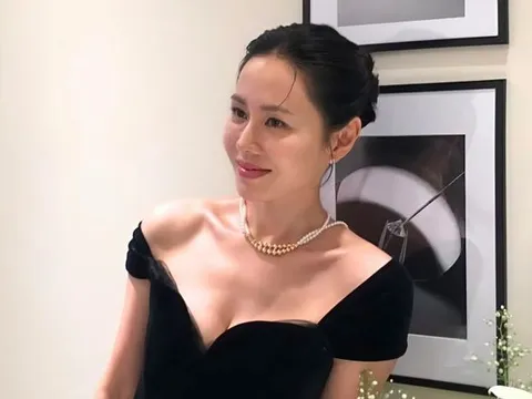 Son Ye Jin nửa kín nửa hở cực quyến rũ
