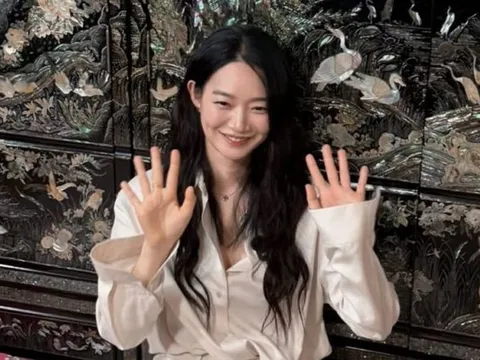 Nữ diễn viên Shin Min Ah khoe ảnh chụp với biểu cảm tinh nghịch