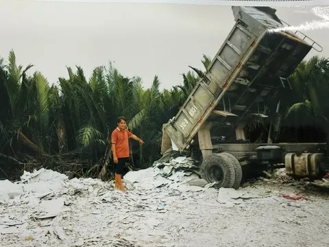 Khởi tố đối tượng đổ gần 600 tấn chất thải xi măng sợi ra môi trường