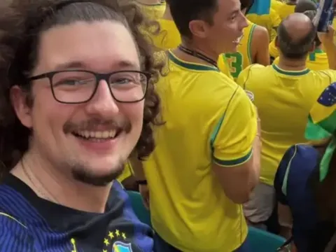 Fan MU nổi tiếng xuất hiện trong màu áo Brazil