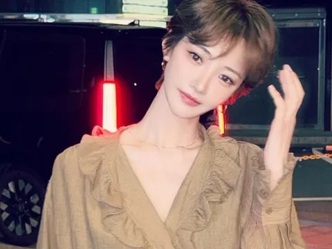 Nữ diễn viên Go Jun Hee khiến công chúng xôn xao khi đi xem mắt cùng fan nam kém 12 tuổi