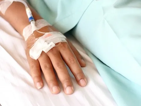 Lén cho con ăn xôi trước giờ mổ vì sợ "đuối sức", bé 10 tuổi suýt nguy kịch
