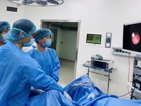Lén cho con ăn xôi, uống sữa trước giờ mổ, người mẹ suýt hối hận cả đời