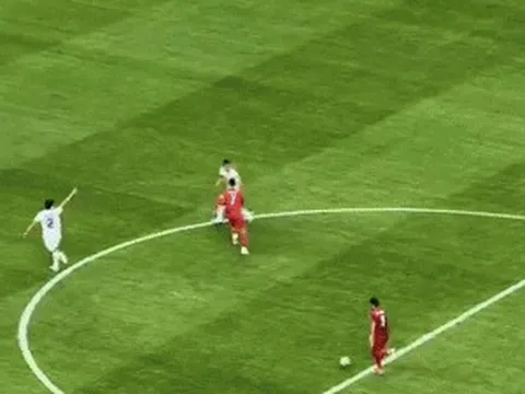 Khoảnh khắc Ronaldo chỉ cho Bruno chọc khe hút triệu view
