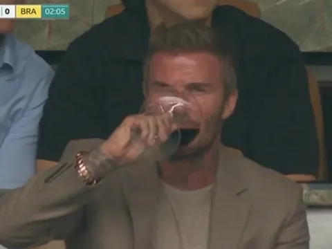 Beckham uống rượu vang khi đi xem tuyển Brazil
