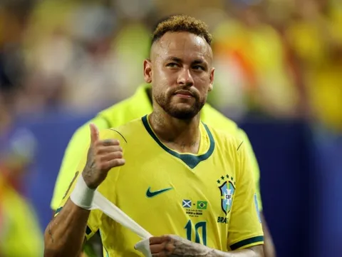 Neymar hôn bạn gái, bật khóc sau trận thắng của Brazil