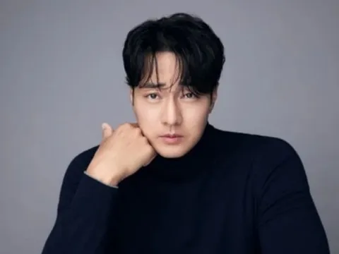 Chuyện gì khiến So Ji Sub vã mồ hôi, phải rút khăn tay ngay trên thảm đỏ?