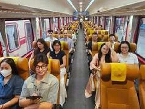 Chuyến tàu đặc biệt chở hơn 1.200 y bác sĩ Bệnh viện Bạch Mai lăn bánh