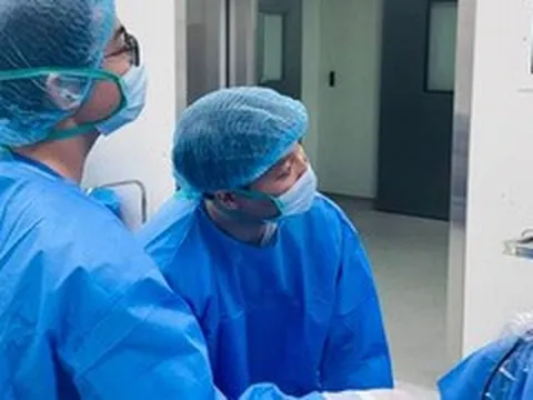 Gia đình xin hoãn mổ để kịp chuyến du lịch, bác sĩ dứt khoát cứu mạng cụ bà