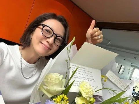 Kim Hee Ae gây ngỡ ngàng với vóc dáng săn chắc ở tuổi U60, khí chất thanh lịch khó ai sánh bằng