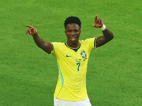 Vinicius sánh ngang hàng loạt huyền thoại Brazil