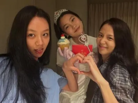 Hyeri khoe ảnh du lịch cùng Jisoo và Jung Ho Yeon, mặt mộc vẫn khiến fan xuýt xoa