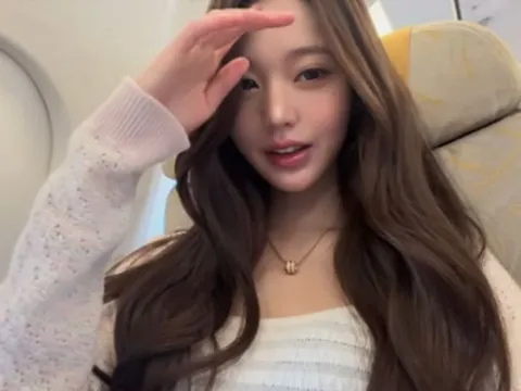 Jang Won Young gây chú ý với diện mạo tự nhiên trên máy bay sau ồn ào