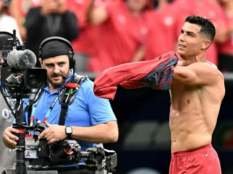 'Cơ bắp Ronaldo như đàn ông tuổi 30'