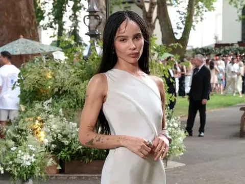 Zoë Kravitz lần đầu khoe rõ nhẫn đính hôn khủng từ Harry Styles