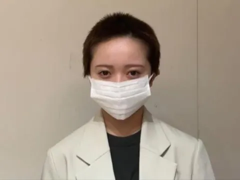 Nữ ca sĩ nổi tiếng đăng video 9 phút tiết lộ chuyện bị công ty ép cạo đầu vì hẹn hò với fan
