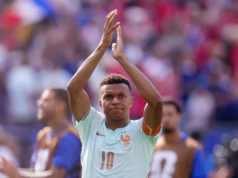 Ronaldo gọi Mbappe là người kế thừa