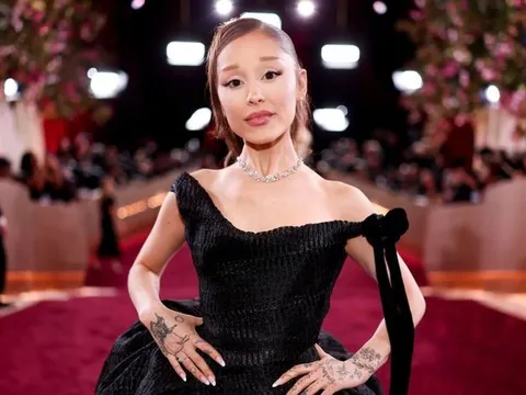 Ariana Grande bị bắt gặp đi cùng bạn trai cũ sau khi chia tay Ethan Slater