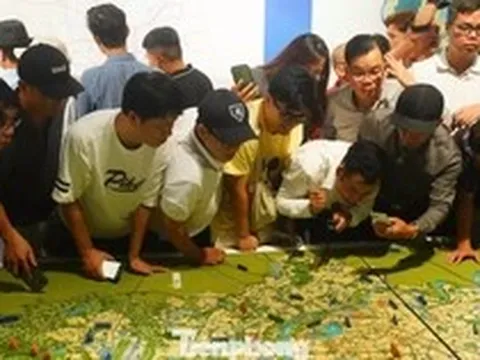 Hàng nghìn người chen chân xem triển lãm Quy hoạch tổng thể Thủ đô tầm nhìn 100 năm