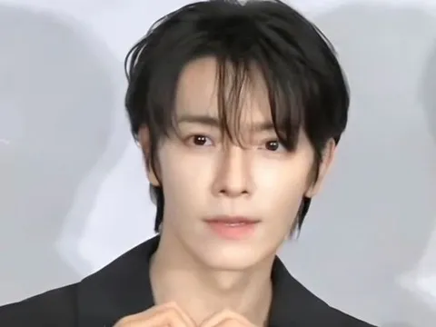 Donghae (SUPER JUNIOR) ngất xỉu giữa sân khấu, bật khóc vì khiến concert gián đoạn