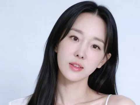 Lee Ji Hye trẻ trung khó tin, tự tin khoe eo thon khi đi xem nhạc kịch