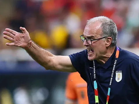 Bielsa tố cầu thủ Uruguay bỏ rơi mình