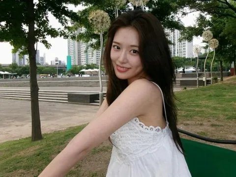 Ahn Yu Jin gây chú ý với nhan sắc nổi bật khi dạo chơi công viên