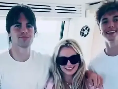Hai con trai Britney Spears gây chú ý khi lần đầu sải bước trên sàn diễn Paris Fashion Week