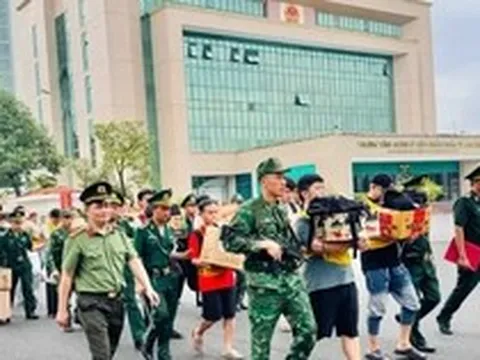 Bàn giao 19 đối tượng lập 'đại bản doanh' lừa đảo tại Lào Cai cho Công an Trung Quốc