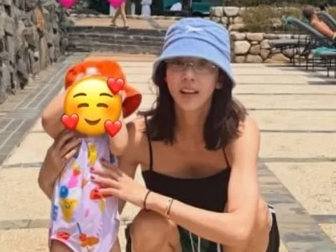 Son Dam Bi khoe kỳ nghỉ hè bên chồng và con gái, vóc dáng thon gọn sau sinh gây chú ý