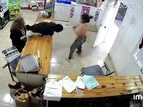 Vào cửa hàng trộm tiền, người phụ nữ bị "lột sạch" áo