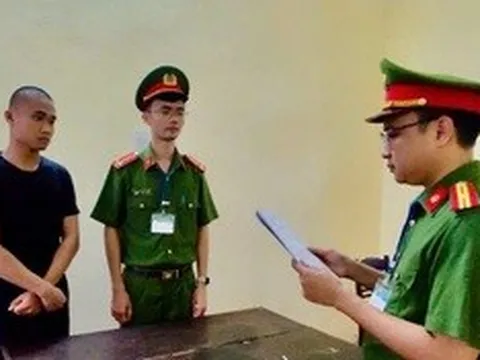 "Hô biến" hóa chất thành sữa tắm, dầu gội giả thương hiệu nổi tiếng, cặp đôi cầm đầu bị khởi tố