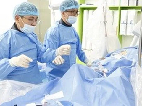 Đưa con đi khám bệnh, người cha bất ngờ bị nhồi máu cơ tim giữa đường