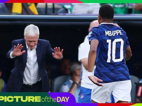 Khoảnh khắc World Cup: Deschamps nghiêng mình trước Mbappe