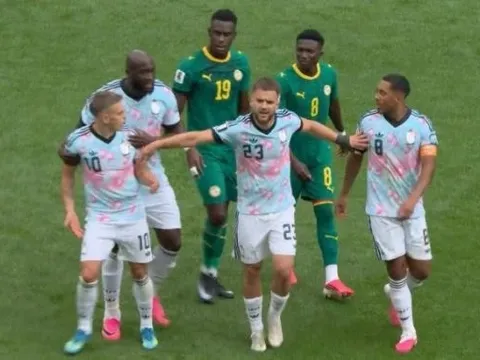 Trossard và Tielemans suýt đánh nhau trên sân