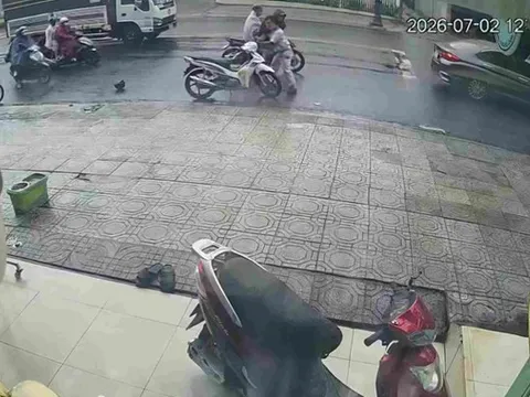 Vụ người đàn ông bị cướp xe máy khi đang chờ đèn đỏ: Bất ngờ kết quả test nhanh ma túy của đối tượng