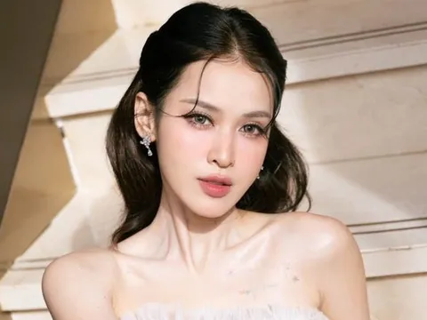 Diễn viên Tú Vi diện váy cúp ngực, khoe trọn sắc vóc quyến rũ ở tuổi 40