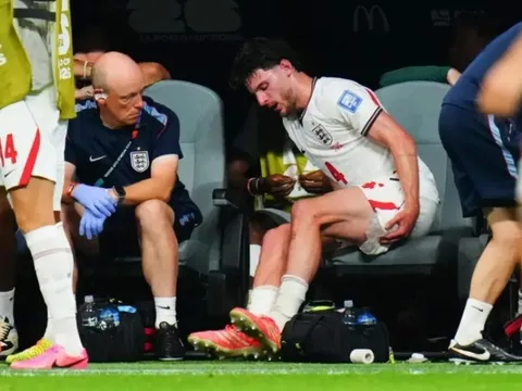 Hình ảnh đáng lo ngại của Declan Rice