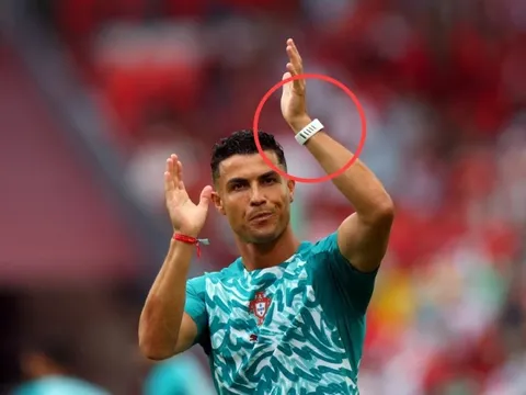Ronaldo gây chú ý với thiết bị lạ trên tay