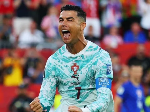 Ronaldo phá bỏ 'lời nguyền' World Cup