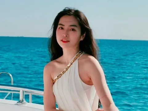 Đỗ Khánh Vân diện đầm trắng lệch vai tại Ai Cập